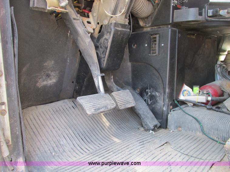 image for item A8836 1991 Freightliner FLD112 truck with live bottom bed