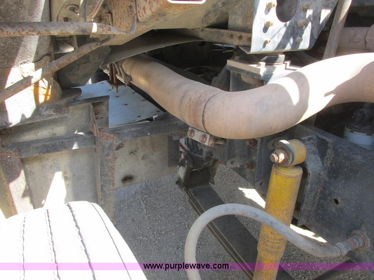 image for item A8836 1991 Freightliner FLD112 truck with live bottom bed