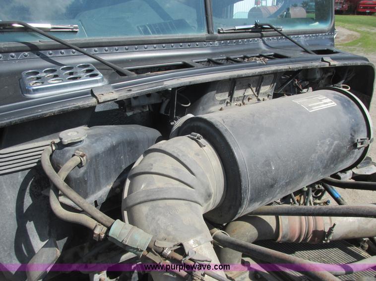 image for item A8836 1991 Freightliner FLD112 truck with live bottom bed