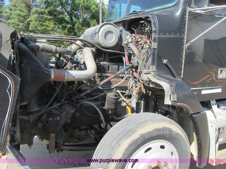 image for item A8836 1991 Freightliner FLD112 truck with live bottom bed