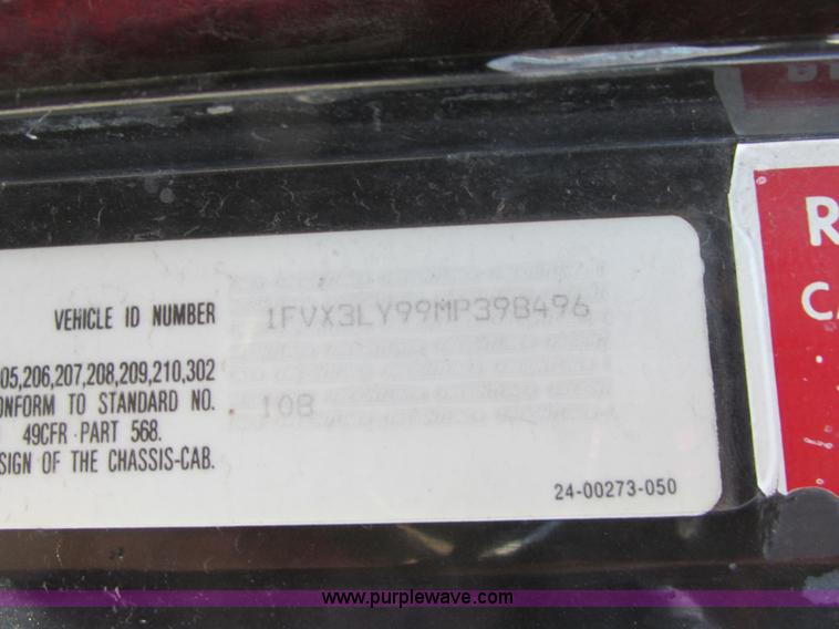 image for item A8836 1991 Freightliner FLD112 truck with live bottom bed