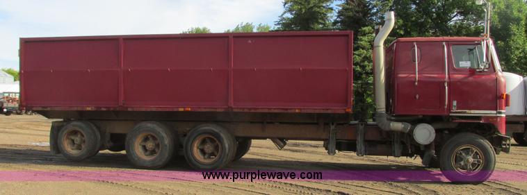 image for item A8837 1978 International Transtar II grain truck