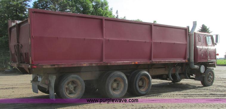image for item A8837 1978 International Transtar II grain truck
