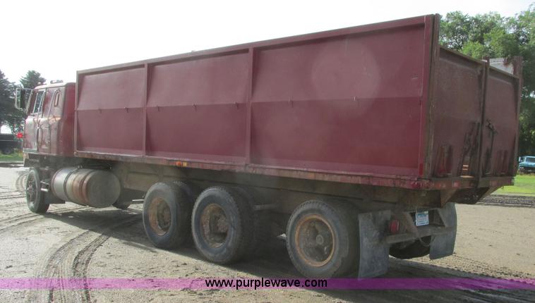 image for item A8837 1978 International Transtar II grain truck
