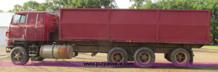 image for item A8837 1978 International Transtar II grain truck