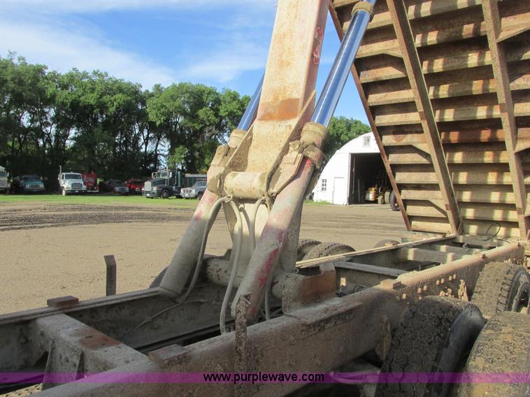 image for item A8837 1978 International Transtar II grain truck