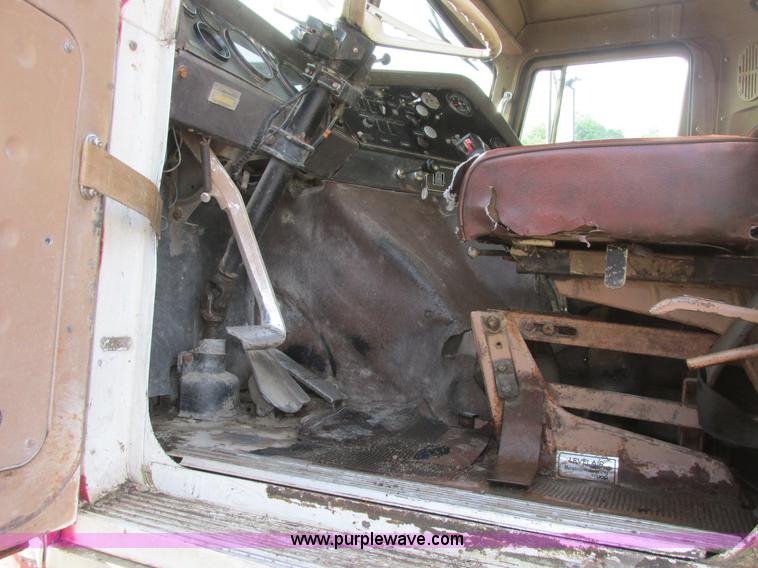 image for item A8837 1978 International Transtar II grain truck