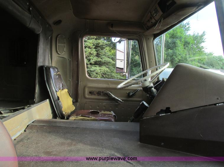 image for item A8837 1978 International Transtar II grain truck