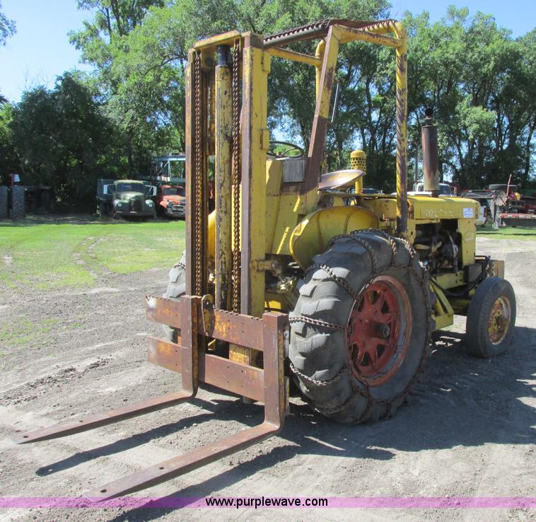 image for item A8846 International 560 tractor mounted forklift