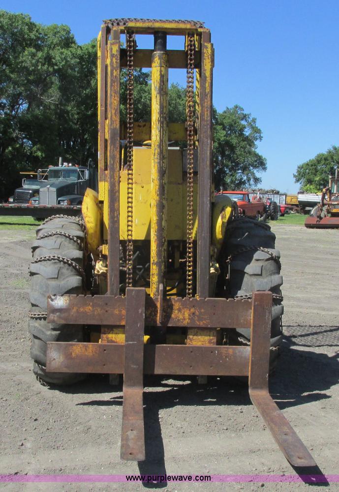 image for item A8846 International 560 tractor mounted forklift