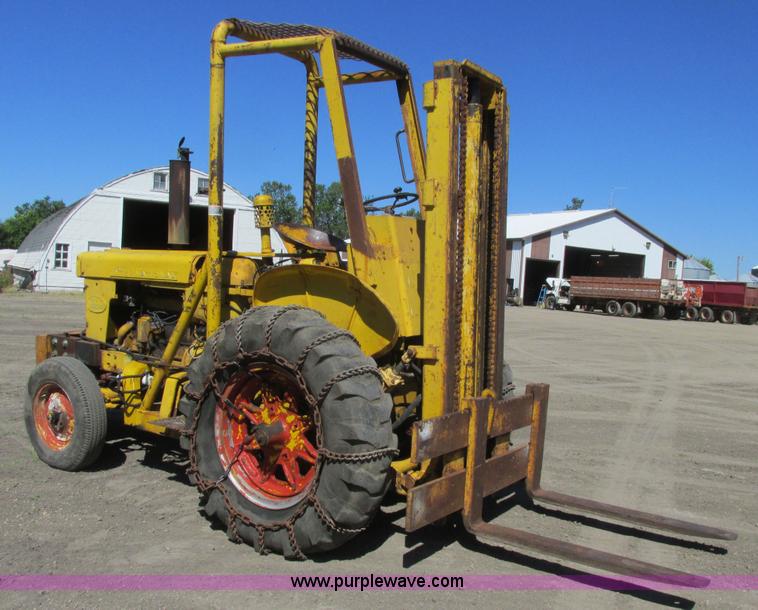image for item A8846 International 560 tractor mounted forklift