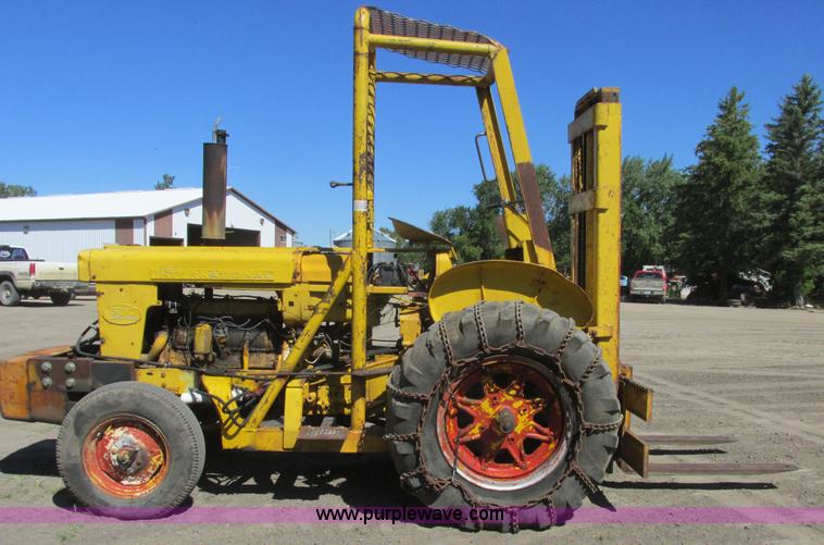 image for item A8846 International 560 tractor mounted forklift