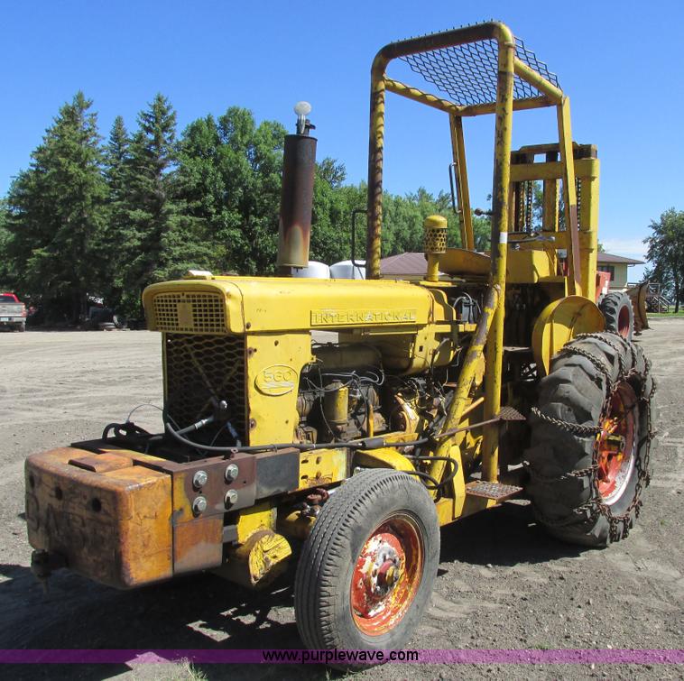 image for item A8846 International 560 tractor mounted forklift
