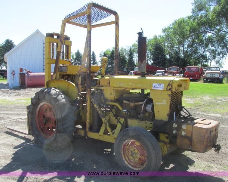 image for item A8846 International 560 tractor mounted forklift