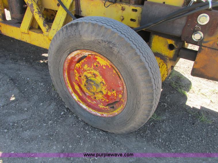 image for item A8846 International 560 tractor mounted forklift