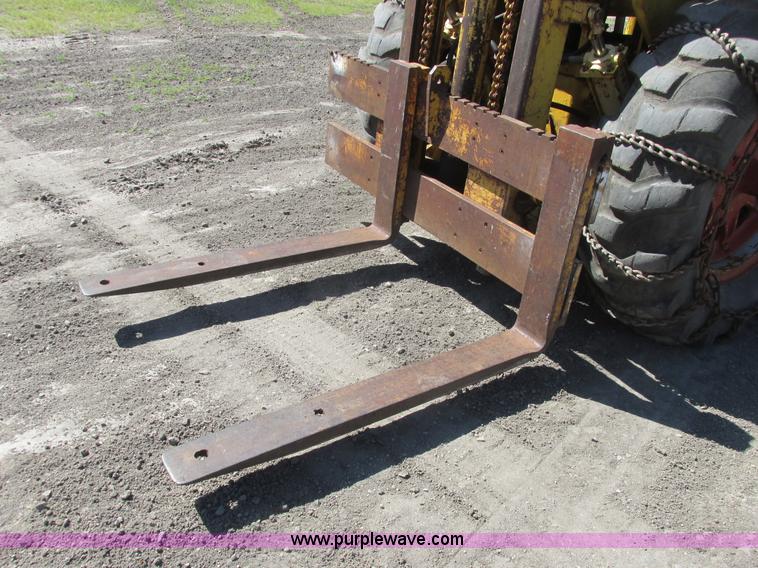 image for item A8846 International 560 tractor mounted forklift