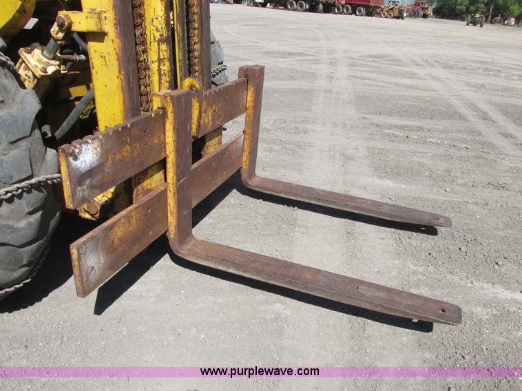 image for item A8846 International 560 tractor mounted forklift