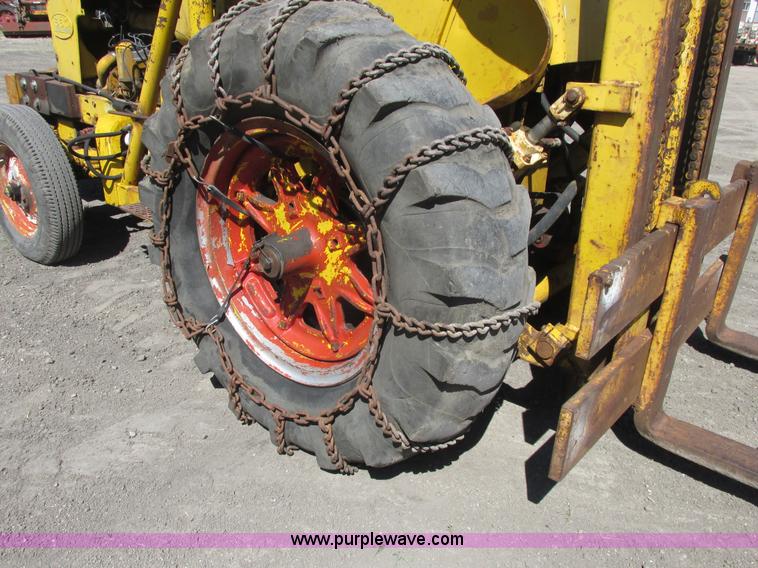 image for item A8846 International 560 tractor mounted forklift