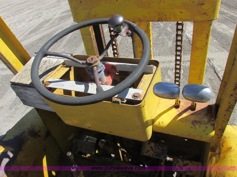 image for item A8846 International 560 tractor mounted forklift