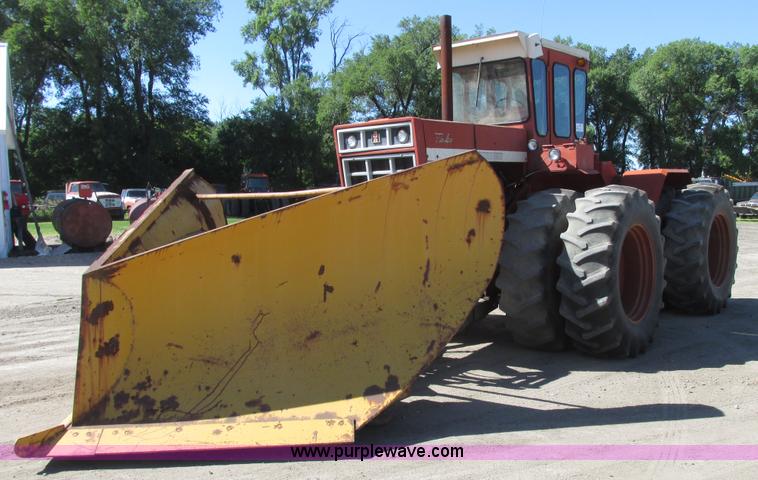image for item A8847 1976 International 4568 4WD tractor
