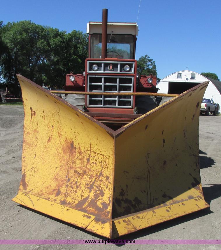 image for item A8847 1976 International 4568 4WD tractor