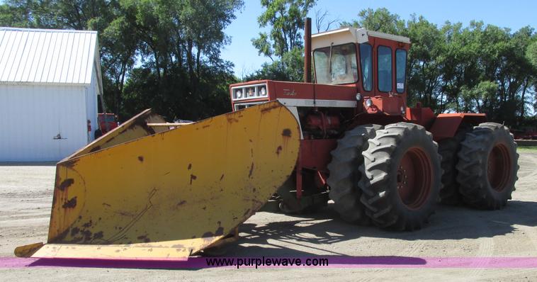 image for item A8847 1976 International 4568 4WD tractor