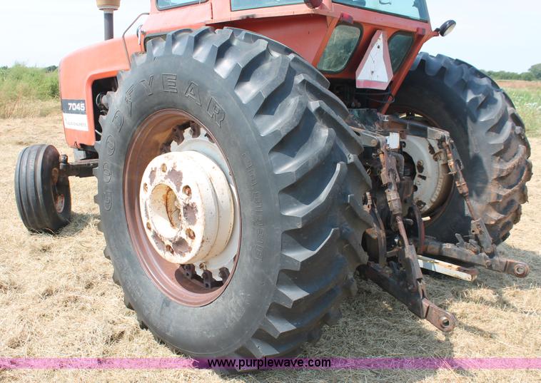 image for item H8127 1979 Allis Chalmers 7045 tractor