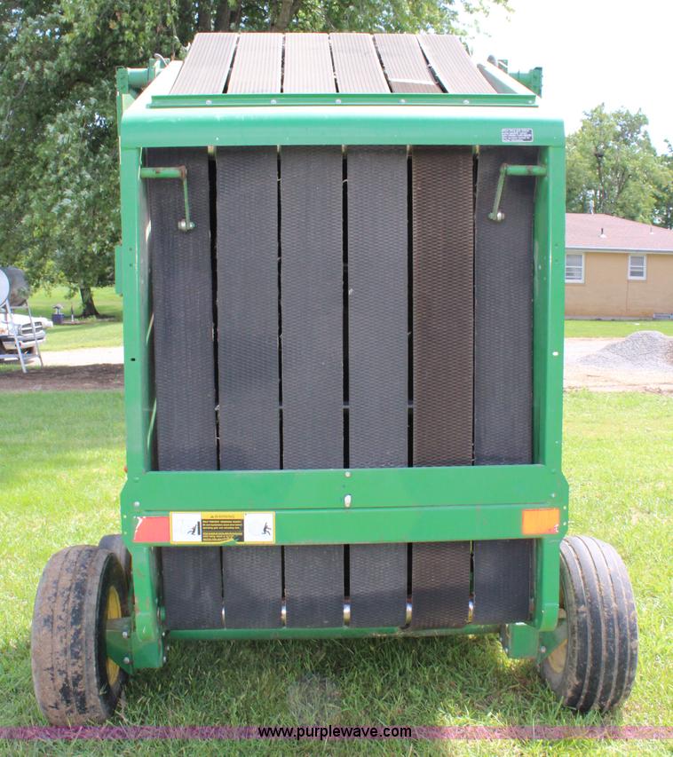 image for item J5768 1989 John Deere 435 round baler