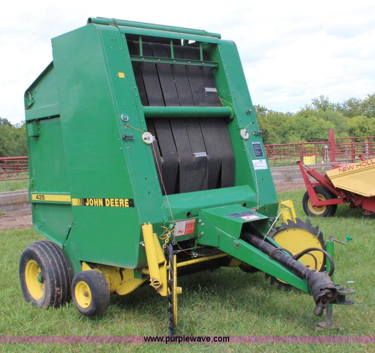 image for item J5768 1989 John Deere 435 round baler