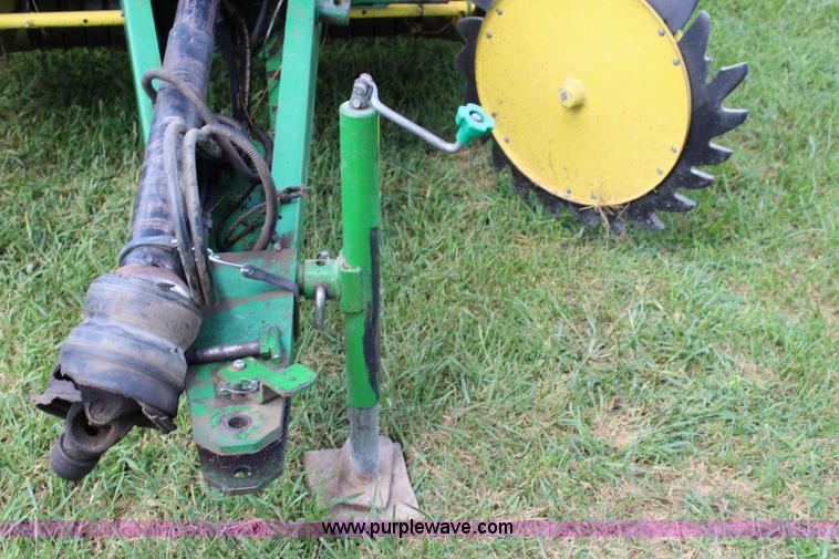 image for item J5768 1989 John Deere 435 round baler