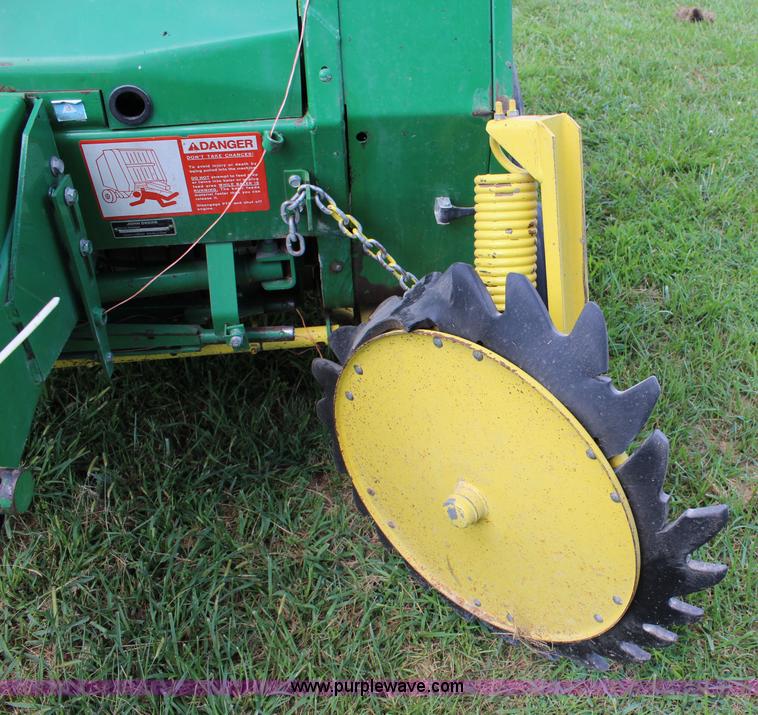 image for item J5768 1989 John Deere 435 round baler