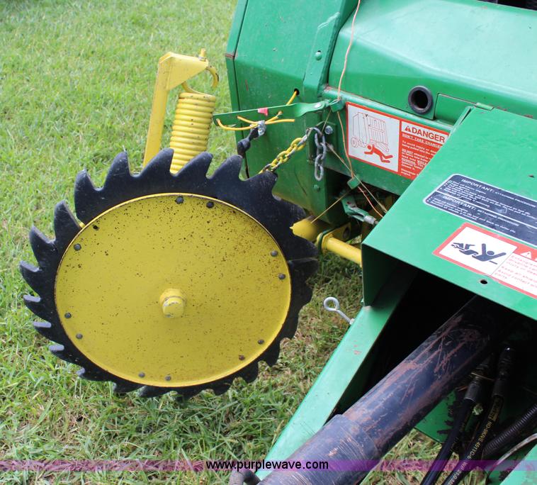 image for item J5768 1989 John Deere 435 round baler