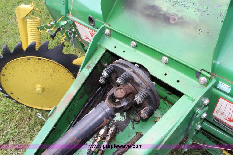 image for item J5768 1989 John Deere 435 round baler