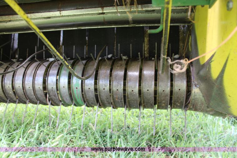 image for item J5768 1989 John Deere 435 round baler