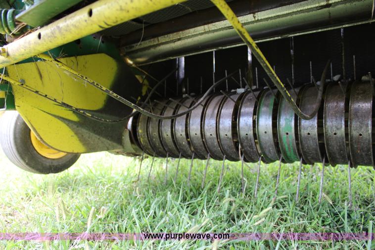 image for item J5768 1989 John Deere 435 round baler