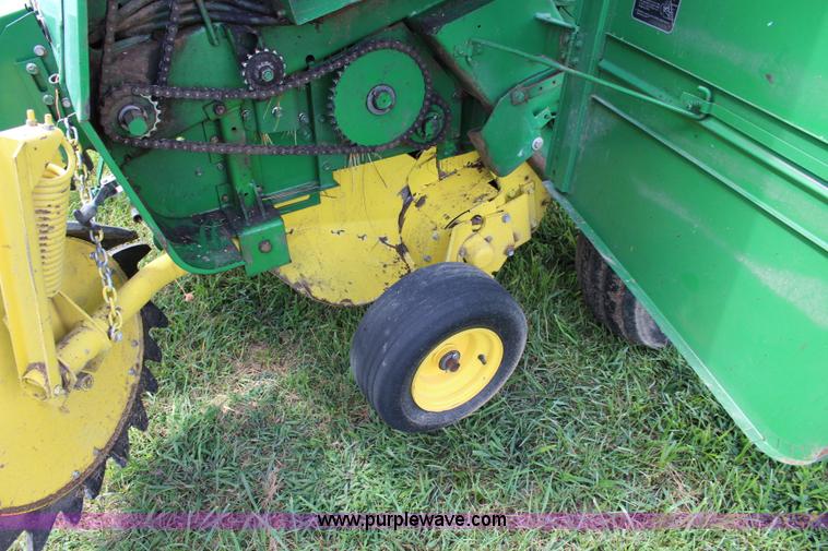 image for item J5768 1989 John Deere 435 round baler