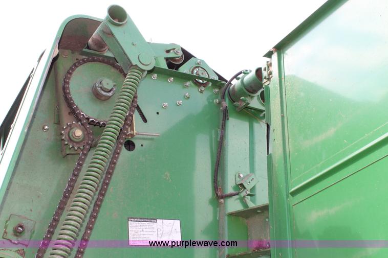 image for item J5768 1989 John Deere 435 round baler