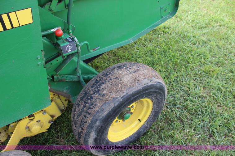 image for item J5768 1989 John Deere 435 round baler