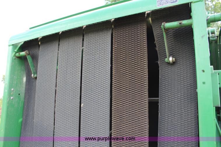 image for item J5768 1989 John Deere 435 round baler