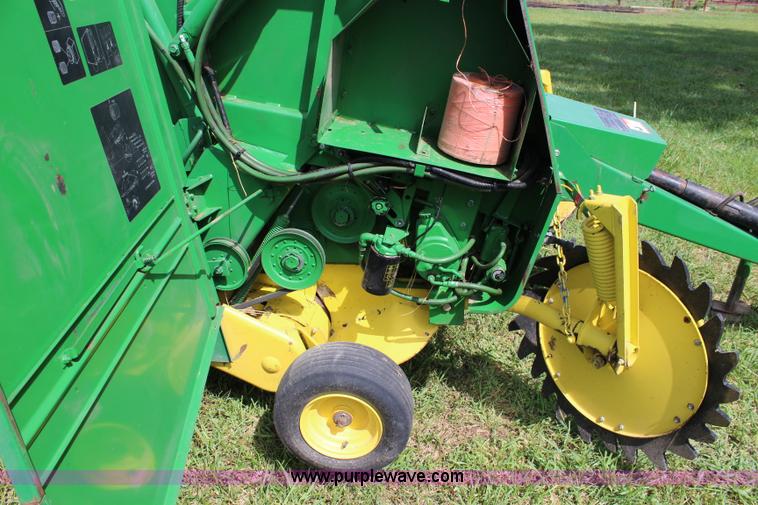 image for item J5768 1989 John Deere 435 round baler