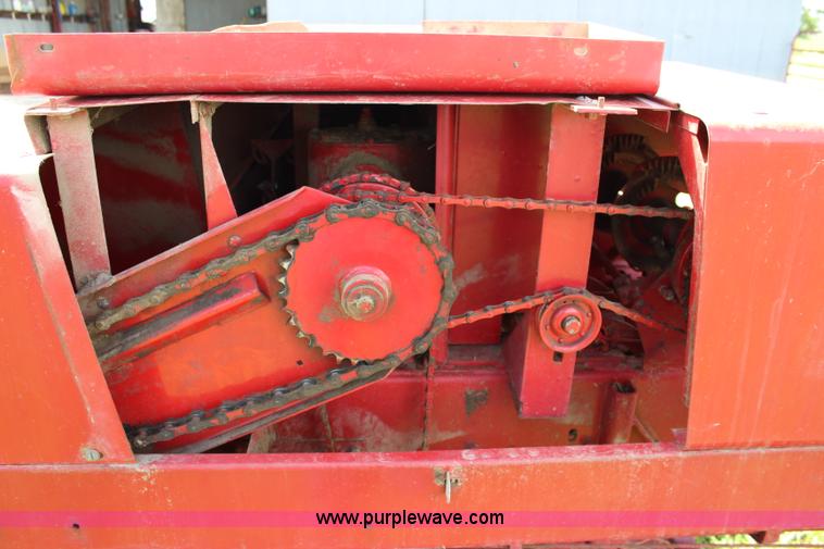 image for item J5769 1977 New Holland 315 small square baler