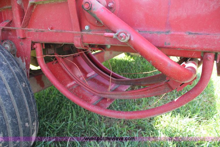 image for item J5769 1977 New Holland 315 small square baler