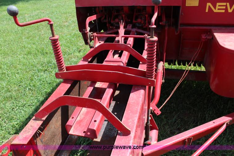 image for item J5769 1977 New Holland 315 small square baler