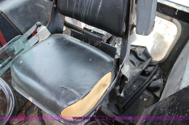 image for item J5806 1976 Allis Chalmers 7040 tractor