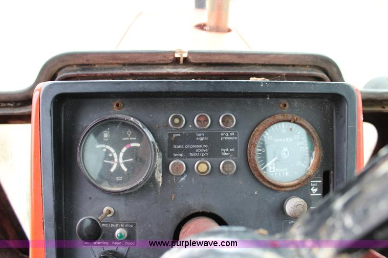 image for item J5806 1976 Allis Chalmers 7040 tractor