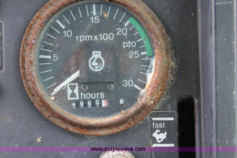 image for item J5806 1976 Allis Chalmers 7040 tractor