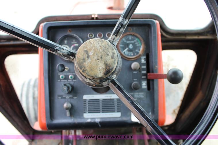 image for item J5806 1976 Allis Chalmers 7040 tractor