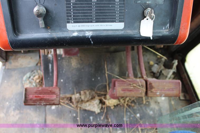 image for item J5806 1976 Allis Chalmers 7040 tractor