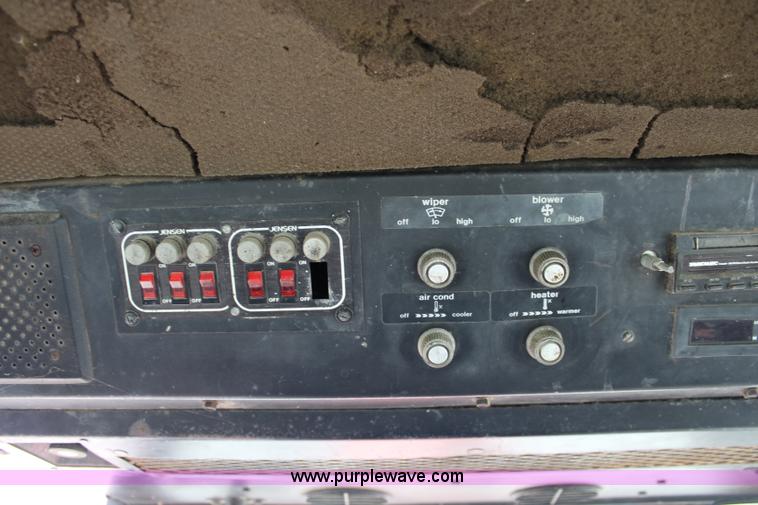 image for item J5806 1976 Allis Chalmers 7040 tractor