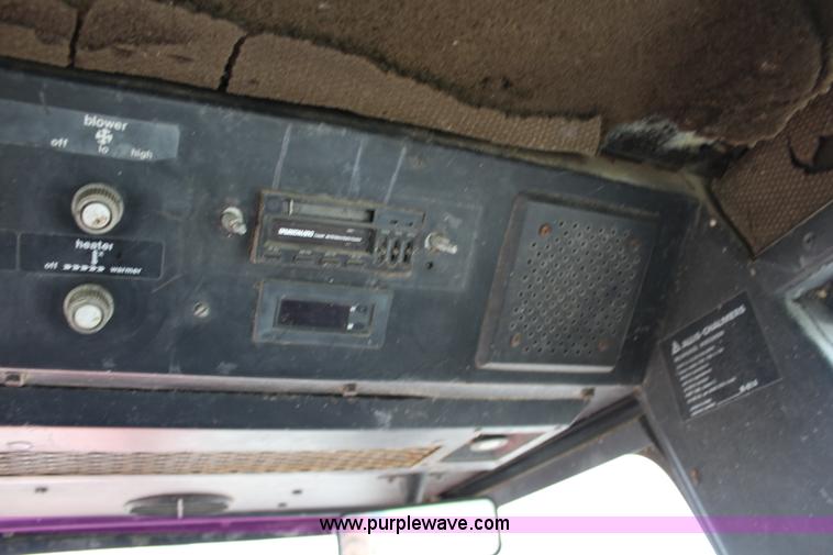 image for item J5806 1976 Allis Chalmers 7040 tractor